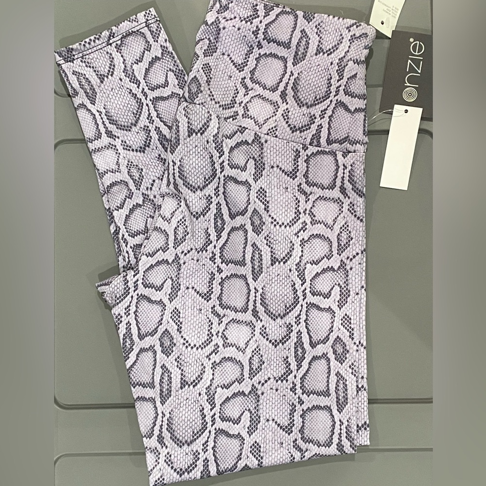 NWT, Onzie Cheetah Leggings